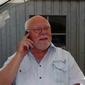 Porträtfoto des Autors Dieter Witte, ein Mann mit Halbglatze und Brille